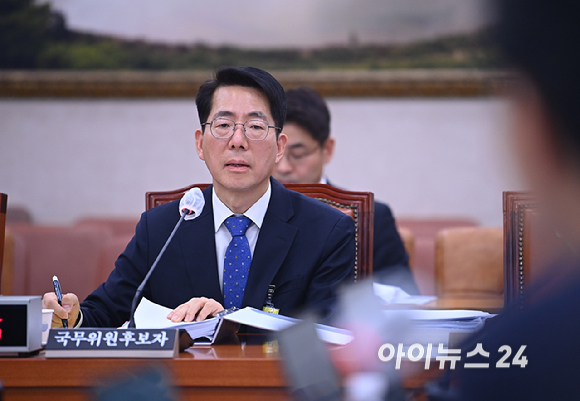 황종우 해양수산부 장관 후보자가 23일 국회 농림축산식품해양위원회에서 열린 인사청문회에서 질의에 답변하고 있다.