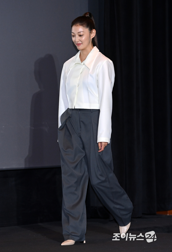 배우 이엘이 6일 오후 부산 해운대구 영화의전당 중극장에서 진행된 제26회 부산국제영화제(BIFF) 개막작 '행복의 나라로' 기자회견에 참석하고 있다.