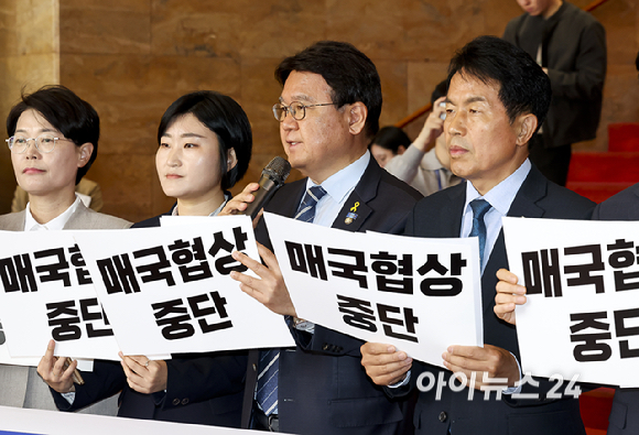 한덕수 대통령 권한대행 국무총리의 시정연설이 열리는 24일 서울 여의도 국회 본청 입구에서 열린 '일방적 통상협상 중단 민생추경 확대 촉구 야4당 공동 기자회견'에서 야4당(조국혁신당, 진보당, 기본소득당, 사회민주당) 의원들이 구호를 외치고 있다. [사진=곽영래 기자]