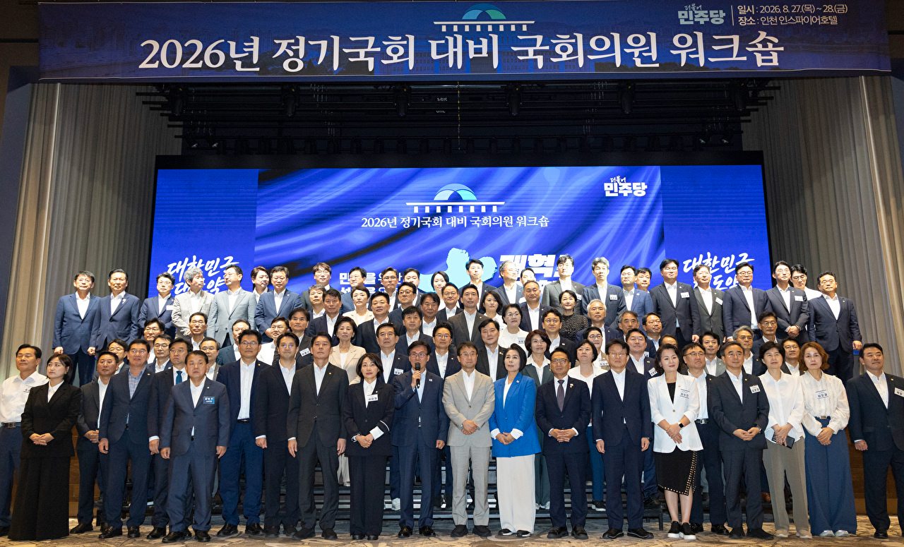 더불어민주당 김민석 대표(오른쪽)가 27일 인천 중구 인스파이어 리조트에서 열린 2026년 정기국회 대비 국회의원 워크숍에서 전임 당 대표였던 정청래 의원에게 감사패를 전달하고 있다. 2026.8.27 [사진=연합뉴스]