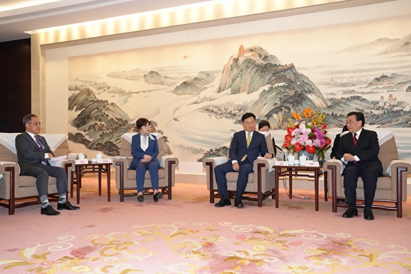 김관영 도지사와 국주영은 의장 등이 중국 장쑤성 신창싱 인대 주임과 환담을 나누고 있다. [사진=전북자치도의회 ]