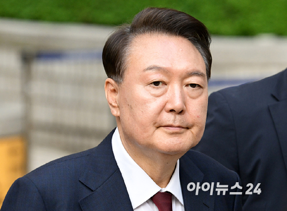 12·3 비상계엄 사태와 관련해 내란 우두머리 혐의 등으로 기소된 윤석열 전 대통령이 12일 서울 서초구 서울중앙지방법원에서 열린 3차 공판을 마친 뒤 법원을 나서고 있다. [사진=사진공동취재단]
