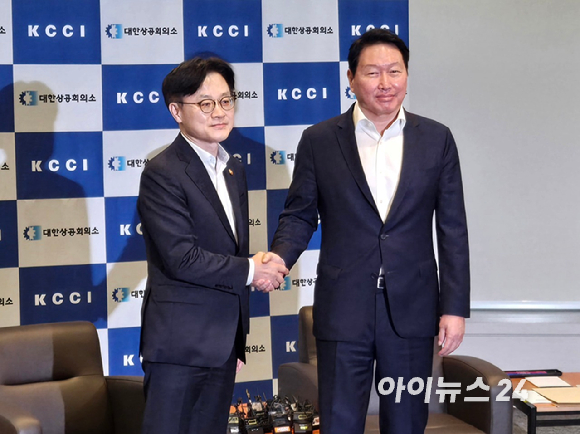 김정관 산업통상자원부 장관(왼쪽)과 최태원 대한상공회의소 회장이 4일 대한상공회의소서 면담을 하고 있다. [사진=최란 기자]