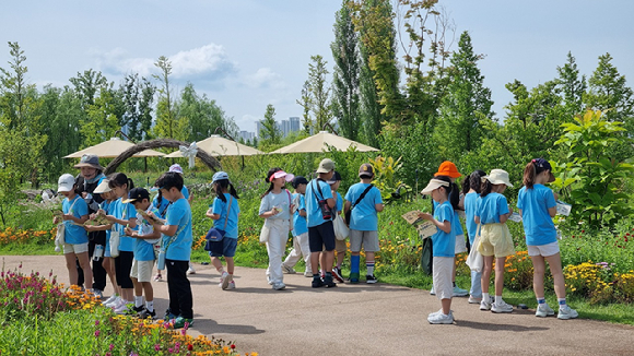 어린이들이 탄산수 교육을 하고 있다. [사진=한국수목원정원관리원]