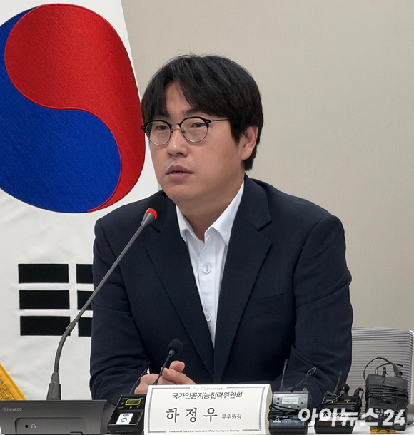 하정우 국가인공지능전략위원회 부위원장이 31일 서울 중구 국가인공지능전략위 16층 회의실에서 기자간담회를 열고 질의응답을 진행하고 있다. [사진=최효경 기자]