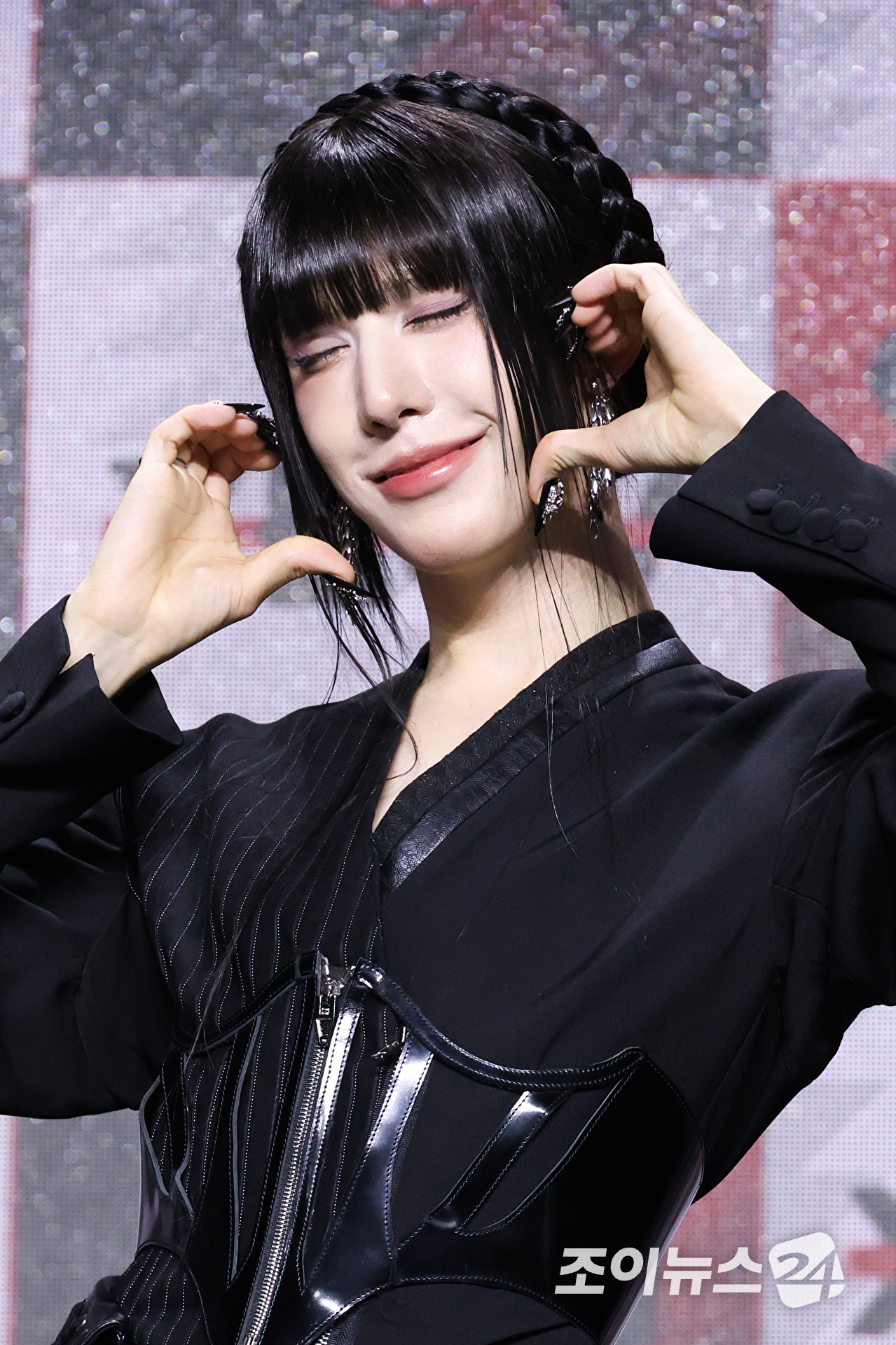 그룹 엑스러브 우무티가 28일 서울 마포구 상암동 큐브컨벤션센터에서 진행된 엑스러브(XLOV) 세 번째 미니앨범 'i=!' 발매 기념 쇼케이스에 참석해 포즈를 취하고 있다. [사진=문수지 기자]