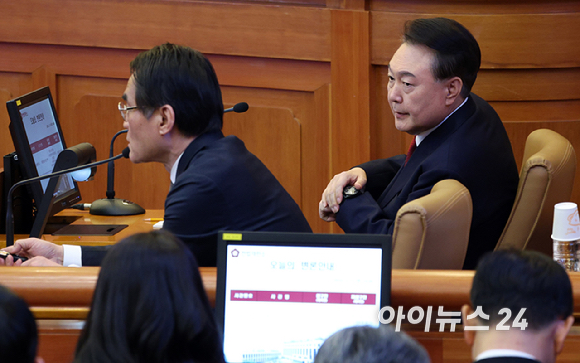 윤석열 대통령이 11일 서울 종로구 헌법재판소에서 열린 탄핵심판 7차 변론기일에 출석해 변호인과 대화하고 있다. [사진=사진공동취재단]