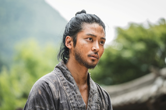 배우 로운이 디즈니+ '탁류'에서 열연하고 있다. [사진=월트디즈니 컴퍼니 코리아]