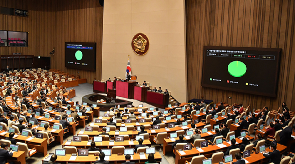 지난 11일 서울 여의도 국회에서 열린 제430회국회(임시회) 1차 본회의에서 가맹사업거래의 공정화에 관한 법률 일부개정법률안이 통과되고 있다. [사진=곽영래 기자]