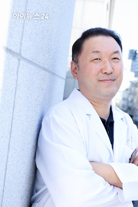 장동훈 메디컬오 한의원 대표원장이 6일 강남구 신사동 메디컬오 한의원에서 진행된 아이뉴스24와의 인터뷰에서 포즈를 취하고 있다. [사진=문수지 기자]
