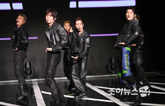 그룹 82메이저(82MAJOR)가 30일 오후 서울 강남구 일지아트홀에서 열린 미니 4집 '트로피' 컴백 쇼케이스에서 무대를 선보이고 있다. [사진=곽영래 기자]