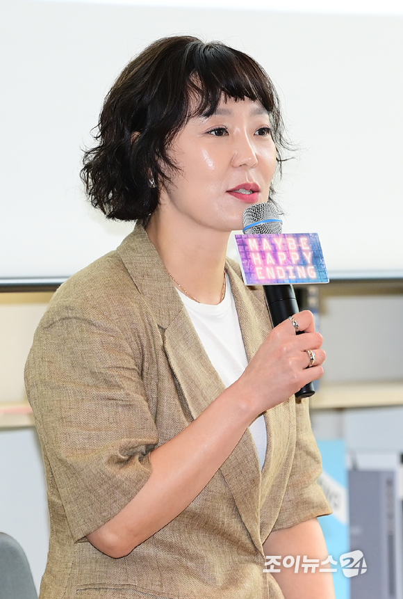 박천휴 작가가 24일 오후 서울 중구 명동1가 커뮤니티하우스 마실에서 열린 뮤지컬 '어쩌면 해피엔딩' 토니어워즈 수상 기념 기자간담회에 참석하고 있다. [사진=정소희 기자]