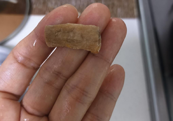 중국산 냉동 해물모듬에서 담배꽁초가 나왔다는 사연이 전해졌다. 사진은 해당 담배꽁초. [사진=온라인 커뮤니티]