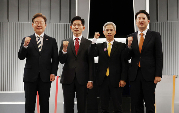 23일 서울 영등포구 KBS본관 스튜디오에서 열린 중앙선거방송토론위원회 주관 제21대 대통령선거 2차 후보자토론회 시작에 앞서 각 정당 대선 후보들이 기념촬영을 하고 있다. (왼쪽부터) 이재명 더불어민주당, 김문수 국민의힘, 권영국 민주노동당, 이준석 개혁신당 대선 후보. [사진=국회사진취재단]