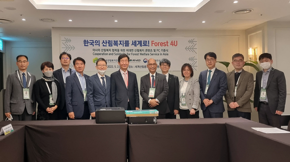 이창재(좌측 여섯 번째) 한국산림복지진흥원장이 2일 서울에서 개최된 기증 행사에서 관계자들과 기념 촬영을 하고 있다.