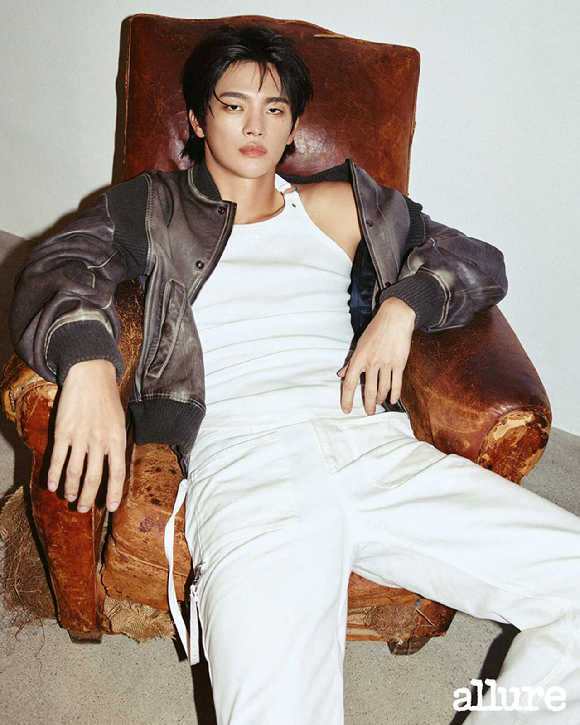 배우 서인국이 화보 촬영에서 포즈를 취하고 있다. [사진=얼루어 코리아]