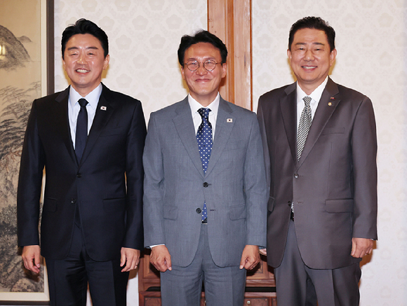 김민석 국무총리(가운데)가 6일 서울 종로구 삼청동 총리공관에서 열린 고위당정협의회에서 더불어민주당 김병기 대표 직무대행 겸 원내대표(오른쪽), 강훈식 대통령 비서실장과 기념촬영을 하고 있다. 2025.7.6 [사진=연합뉴스]