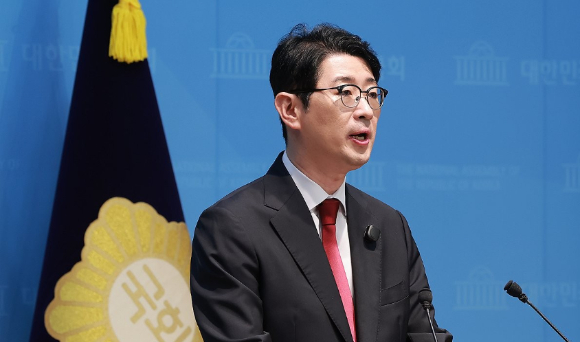 국회 '제9회 전국동시지방선거 투표용지 부족 사태 등 국민 참정권 침해 진상규명 및 선거관리 개혁을 위한 국정조사 특별위원회' 소속 국민의힘 주진우 의원이 19일 국회 소통관에서 선거관리위원회의 5년 간 계약 가운데 82.1%가 수의계약이었음을 밝히고 있다. [사진=연합뉴스]