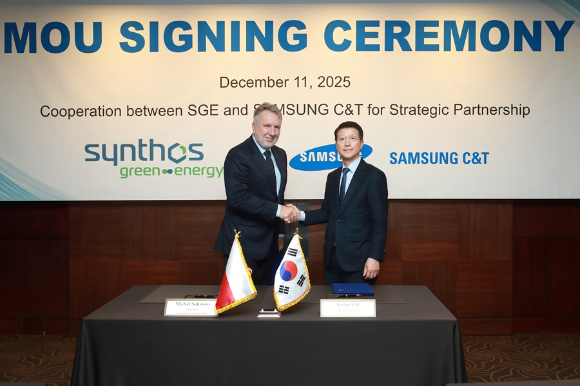 미하우 소워보프 신토스그린에너지 회장(왼쪽)과 오세철 삼성물산 대표이사 사장이 유럽 SMR 개발 협력을 위한 업무협약 후 기념촬영을 하고 있다. [사진=삼성물산]