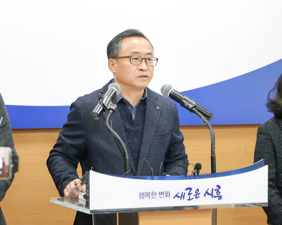 고형근 시흥시 경제국장이 14일 시청에서 언론브리핑을 열고 지역 경제 활성화 추진 계획을 발표하고 있다. [사진=시흥시]