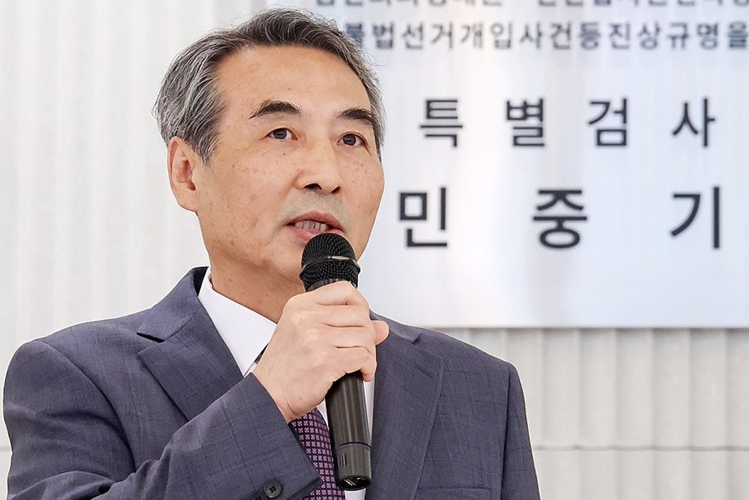 윤석열 전 대통령 부인 김건희 여사와 관련한 각종 의혹 사건을 수사하는 민중기 특별검사가 지난 7월 2일 서울 종로구 KT광화문빌딩에 마련된 사무실 앞에서 현판 제막을 한 뒤 "모든 수사는 지나치거나 기울어지지 않게 진행할 것"이라며 공정한 수사를 강조하고 있다. 2025.7.2 [공동취재] [사진=연합뉴스]
