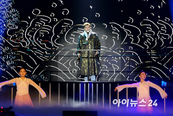 가수 겸 성악가 김호중이 30일 오후 경기도 고양시 일산서구 고양체육관에서 SBS 추석특집쇼 '김호중의 한가위 판타지아' 무대 리허설을 갖고 있다. 왼쪽은 테너로 '넬라 판타지아'를 부르는 모습과 오른쪽은 트로트 '때'를 부르는 모습. [사진=정소희 기자]