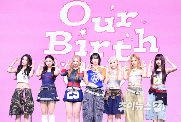 그룹 아워벌스데이(OURBIRTHDAY)가 19일 오후 서울 용산구 블루스퀘어에서 열린 데뷔 쇼케이스에 참석해 포토타임을 갖고 있다. [사진=정소희 기자]