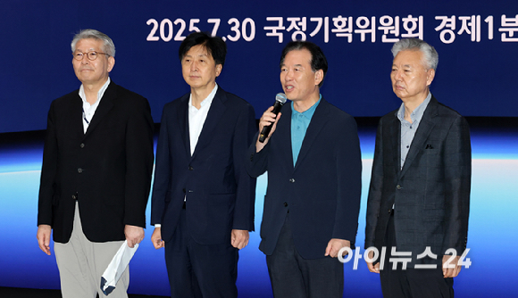 정태호 국정기획위원회 경제1분과장과 허민회 CJ 경영지원대표를 비롯한 위원들이 30일 경기 파주시 탄현면 CJ ENM 스튜디오를 찾아 VP Stage 시연을 하고 있다. [사진=사진공동취재단]
