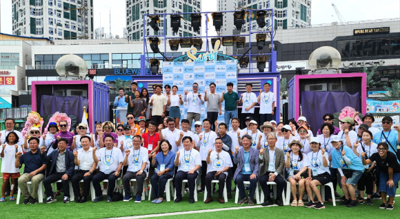 제4회 시흥시장배 국제서핑대회 코리아 오픈 참가 선수 및 관계자 등이 기념 촬영을 하고 있다. [사진=시흥시]