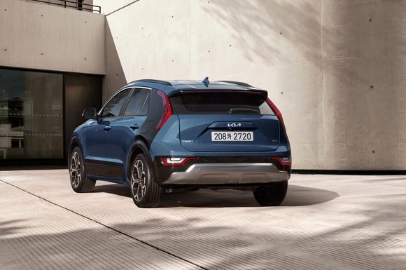 권혁호 기아 국내사업본부장 부사장이 신형 니로 앞에서 기념 촬영을 하고 있다. [사진=기아]