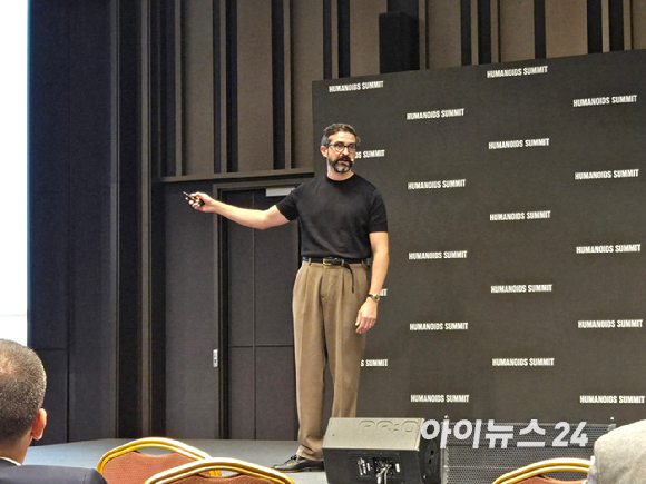 마이클 페리 페르소나AI 상업전략총괄이 22일 서울 코엑스에서 진행된 글로벌 피지컬AI&middot;휴머노이드 컨퍼런스 '휴머노이드 서밋 2026'에서 기조연설을 하고있다. [사진=최란 기자]