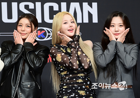 (왼쪽부터)심사위원을 맡은 가수 신용재-몬스타엑스 기현-에일리-키스오브라이프 벨-볼빨간사춘기 안지영-폴킴-MC를 맡은 배우 최다니엘이 12일 오후 서울 양천구 목동 SBS사옥에서 열린 SBS 스튜디오 프리즘 신규 예능 '베일드 뮤지션' 한국편 제작발표회에 참석하고 있다. [사진=정소희 기자]