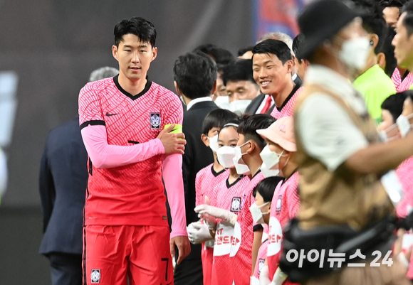 한국 손흥민이 6일 오후 대전월드컵경기장에서 열린 대한민국과 칠레의 친선경기에 출전해 경기 시작을 기다리고 있다. [사진=김성진 기자]