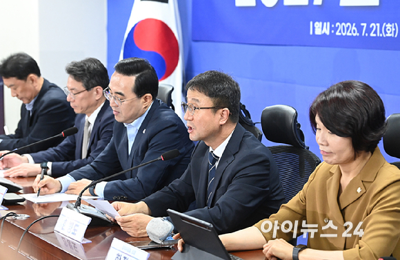 한병도 더불어민주당 당대표 직무대행 겸 원내대표가 21일 서울 여의도 국회 의원회관에서 열린 2027년 예산안 당정협의에서 발언하고 있다. [사진=곽영래 기자]