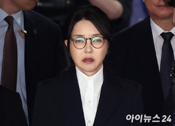 윤석열 전 대통령 부인 김건희 씨가 지난달 12일 오후 서울 서초구 서울중앙지방법원에서 열린 구속 전 피의자 심문(영장실질심사)을 마치고 법원을 나서고 있다. [사진=사진공동취재단]