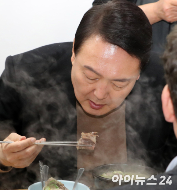 지난 2022년 당시 윤석열 대통령 당선인이 첫 외부 공식일정으로 서울 남대문 시장을 찾아 상인회 회장단과 간담회를 마친 뒤, 식당에서 식사를 하고 있다. [사진=국회사진기자단]