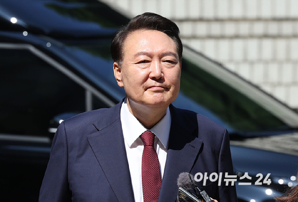 윤석열 전 대통령이 23일 서울 서초구 서울중앙지방법원에서 열린 내란 우두머리 혐의·직권남용 권리행사 방해 혐의 사건 8차 공판에 출석하고 있다. [사진=사진공동취재단]