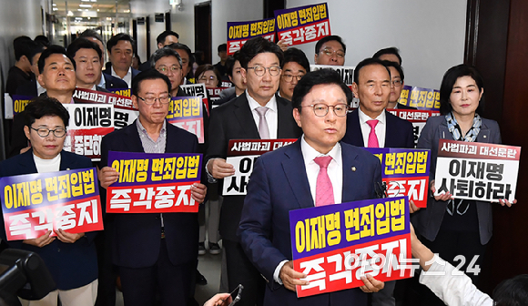 박형수 국민의힘 원내수석부대표 7일 오후 서울 여의도 국회 법제사법위원회 전체회의장 앞에서 형사소송법 개정안과 공직선거법 개정안 강행 처리를 시도하는 더불어민주당을 규탄하는 발언을하고 있다. [사진=곽영래 기자]