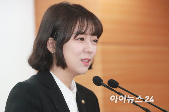 배현진&nbsp;신임 당선인 대변인이 5일 오전 서울 종로구 통의동 대통령직인수위원회 기자회견장에서 인사말을 하기 위해 들어서고 있다. [사진=인수위사진기자단]