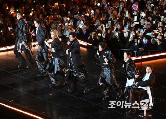 방탄소년단(BTS)이 21일 오후 서울 광화문 광장에서 정규 5집 '아리랑(ARIRANG)' 앨범 발매를 기념해 컴백 무대를 선보이고 있다. [사진=사진공동취재단]