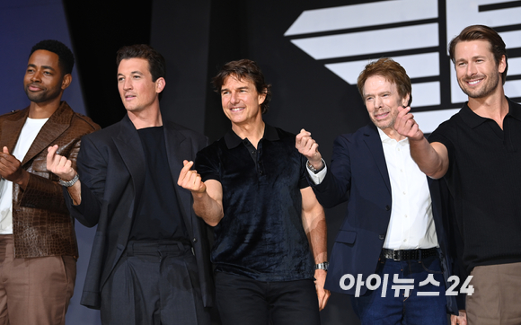 할리우드 배우 톰 크루즈가 20일 서울 송파구 잠실동 롯데호텔월드 크리스탈볼룸에서 열린 영화 '탑건: 매버릭'(감독 조셉 코신스키) 프레스 컨퍼런스에 참석해 포토타임을 갖고 있다. [사진=정소희 기자]