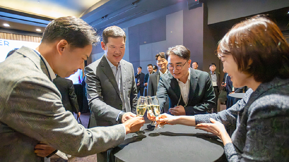 지난해 10월 진행된 GS건설 대표 상생협력행사인 '그랑 파트너스 피에스타'에서 허윤홍 GS건설 대표 (사진 왼쪽 두번째)와 협력사 대표들이 인사를 나누고 있다. [사진=GS건설]