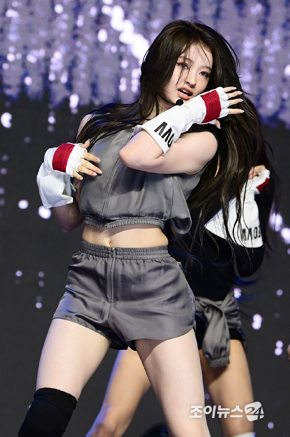 그룹 미야오 엘라가 1일 오후 서울 마포구 상암동 큐브컨벤션센터에서 열린 미야오(MEOVV) EP 2집 '바이트 나우(BITE NOW)' 미디어 쇼케이스에서 수록곡 'Hit' Em' 무대를 선보이고 있다. [사진=정소희 기자]