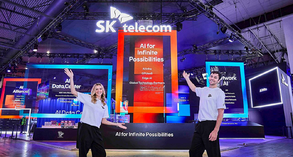 사진은 SKT 전시관에서 포즈를 취하고 있는 모델의 모습. [사진=SKT]