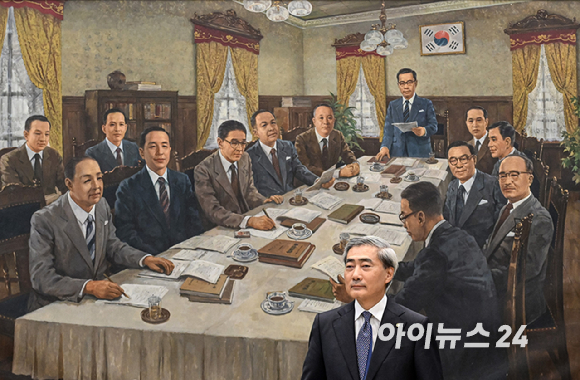 신현송 한국은행 총재가 28일 서울 중구 한국은행 본관에서 열린 취임 후 첫 금융통화위원회 본회의에 참석하고 있다. [사진=사진공동취재단]