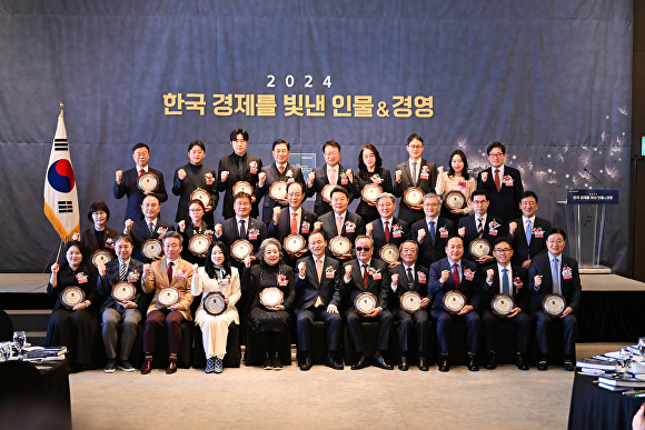 지난 22일 더플라자호텔에서 전진선 군수가 2024 한국 경제를 빛낸 인물·경영 시상식에서 ‘리더십 경영’ 부문 대상을 받고 단체 기념 촬영을 하고 있다. [사진=양평군]