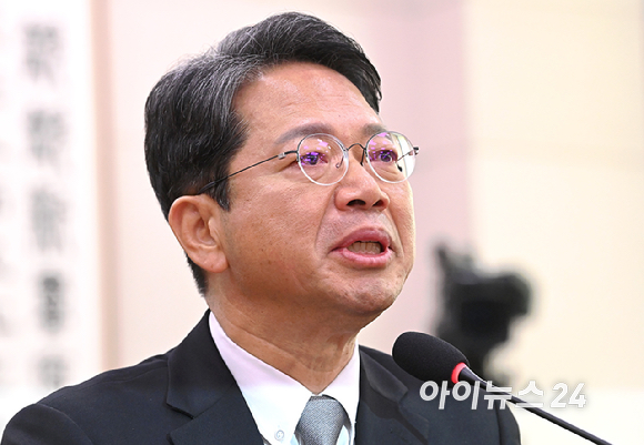 김승원 법무부 장관 후보자가 15일 서울 여의도 국회 법제사법위원회에서 열린 인사청문회에서 가족 관련 질의에 답변하고 있다. [사진=곽영래 기자]