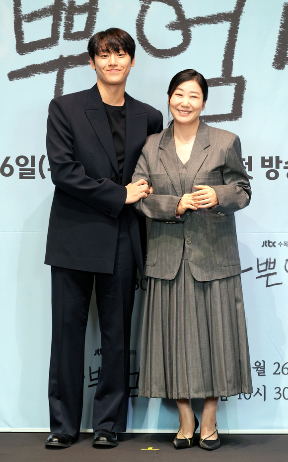 배우 라미란과 이도현이 26일 온라인으로 진행된 JTBC 새 수목드라마 '나쁜엄마' 제작발표회에 참석하고 있다. [사진=JTBC]