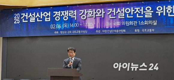 6일 국회에서 열린 '건설산업 경쟁력 강화와 건설안전을 위한 토론회'에서 박상우 국토교통부 장관(왼쪽 다섯 번째) 등 참석자들이 기념촬영을 하고 있다. [사진=이수현 기자]