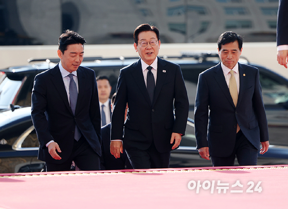 이재명 대통령이 4일 오전 서울 여의도 국회에서 열린 2026년도 예산안 및 기금운용계획안 대통령 시정연설 참석을 위해 이동하고 있다. [사진=국회사진기자단]